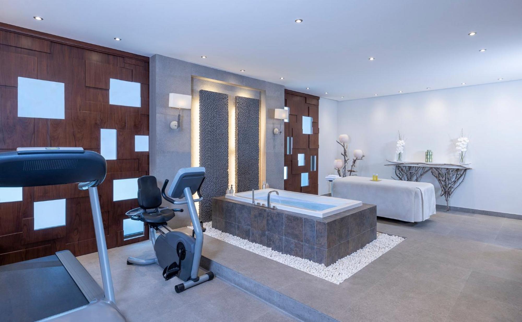 โรงแรมอัล ไฟซาเลียห์ ริยาดห์ ภายนอก รูปภาพ A modern bathroom