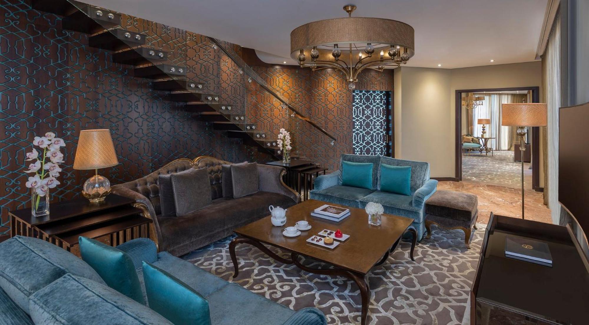 โรงแรมอัล ไฟซาเลียห์ ริยาดห์ ภายนอก รูปภาพ A living room in a suite at the Jumeirah Emirates Towers Hotel