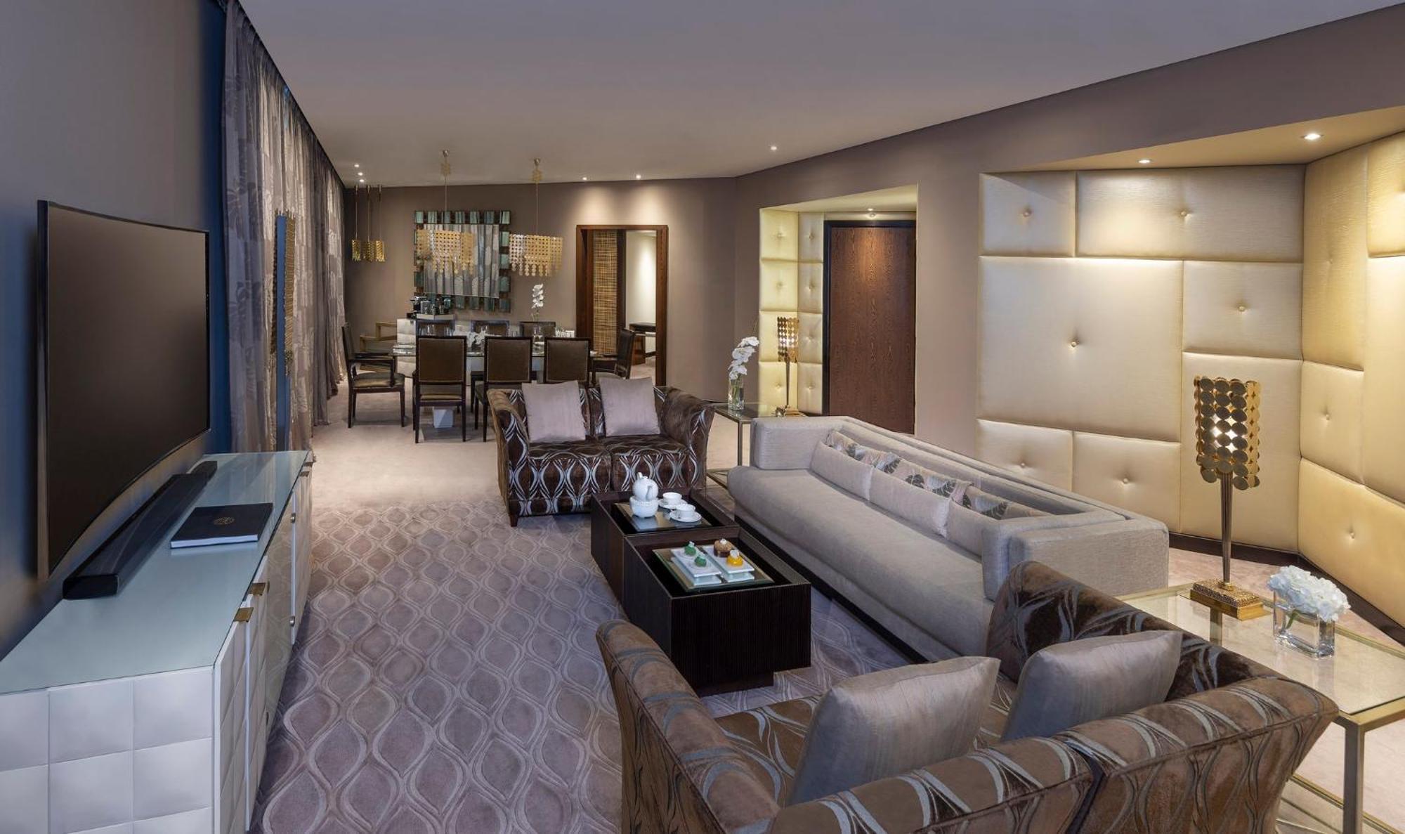 โรงแรมอัล ไฟซาเลียห์ ริยาดห์ ภายนอก รูปภาพ The living room of a Presidential Suite
