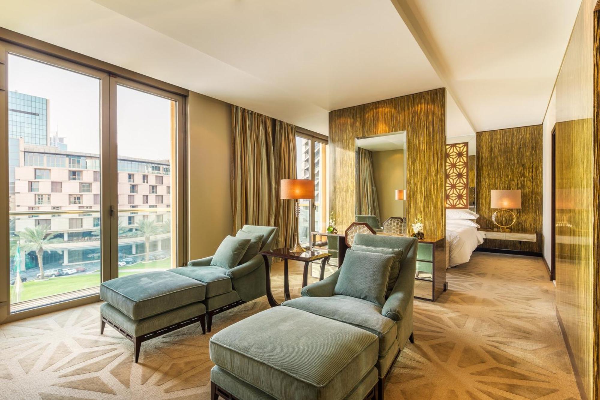 โรงแรมอัล ไฟซาเลียห์ ริยาดห์ ภายนอก รูปภาพ A suite at the hotel