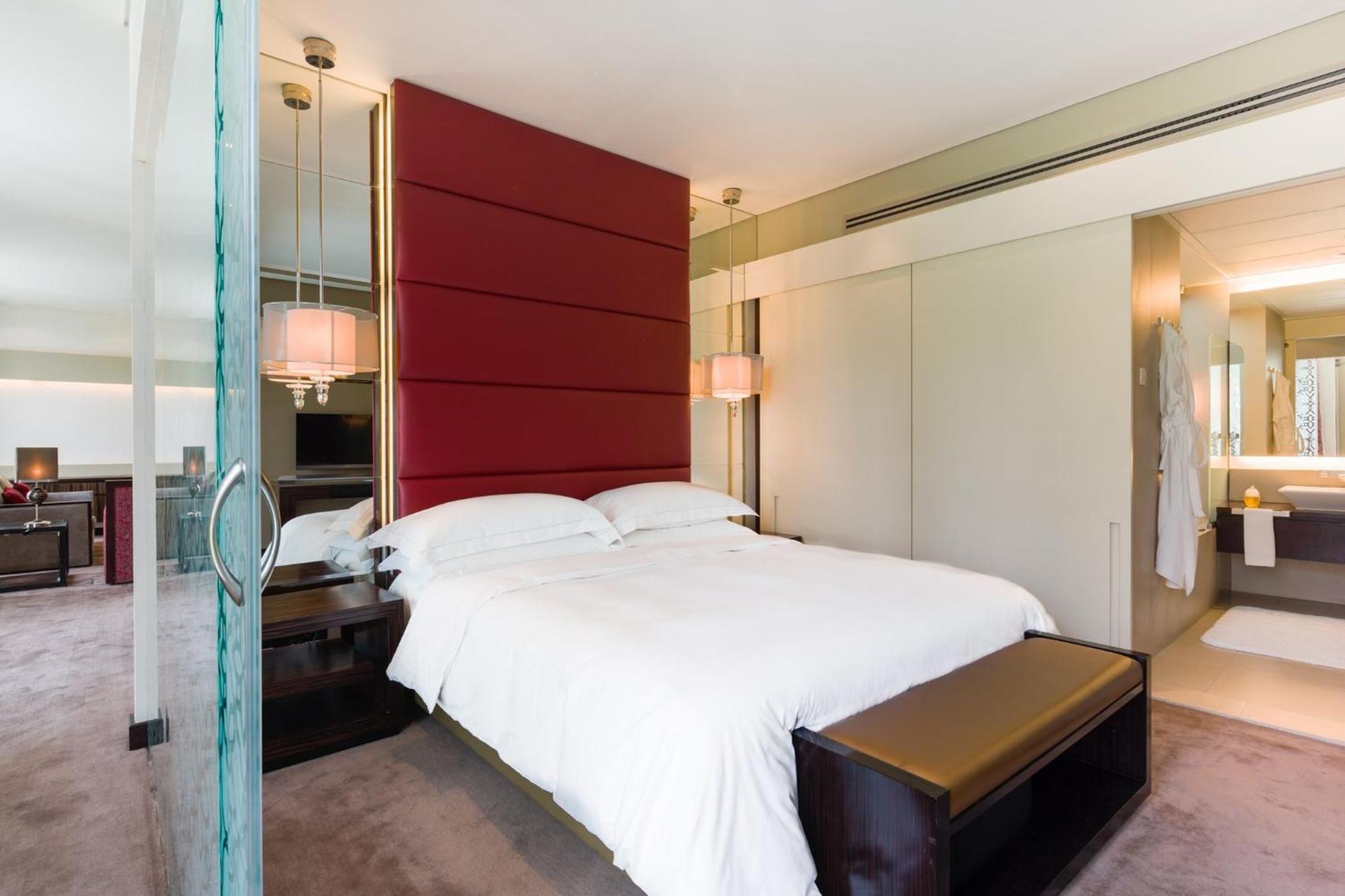 โรงแรมอัล ไฟซาเลียห์ ริยาดห์ ภายนอก รูปภาพ A bedroom at the hotel