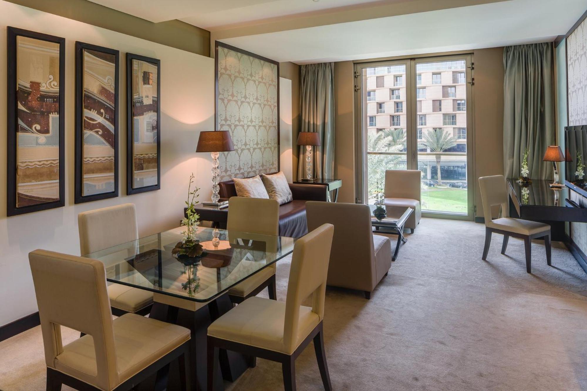 โรงแรมอัล ไฟซาเลียห์ ริยาดห์ ภายนอก รูปภาพ A living room at the Ritz-Carlton, DIFC