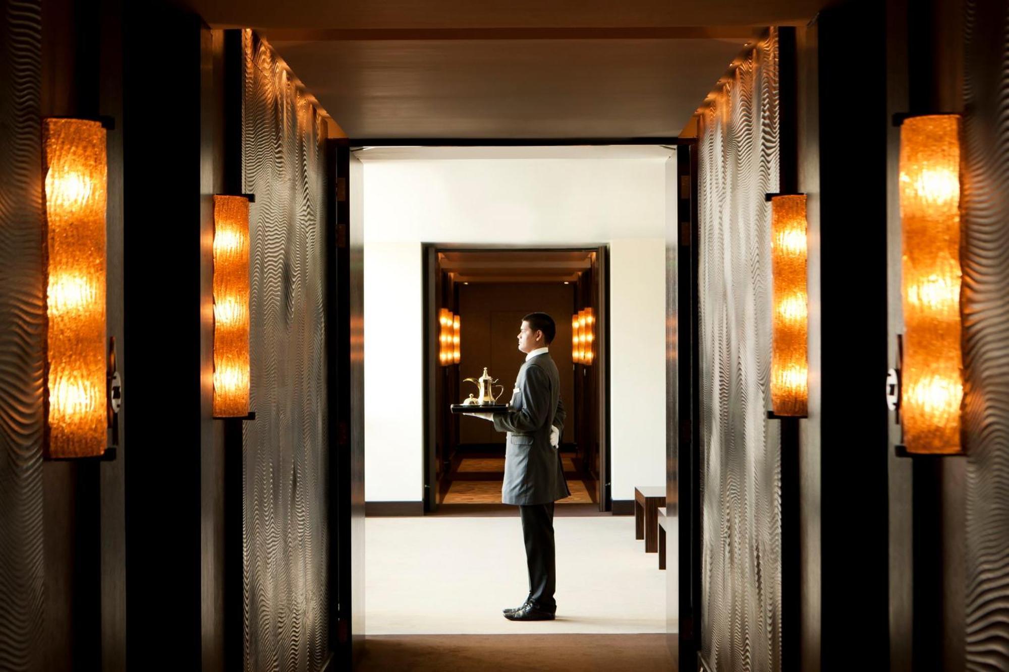 โรงแรมอัล ไฟซาเลียห์ ริยาดห์ ภายนอก รูปภาพ A butler at the Mandarin Oriental, Hong Kong