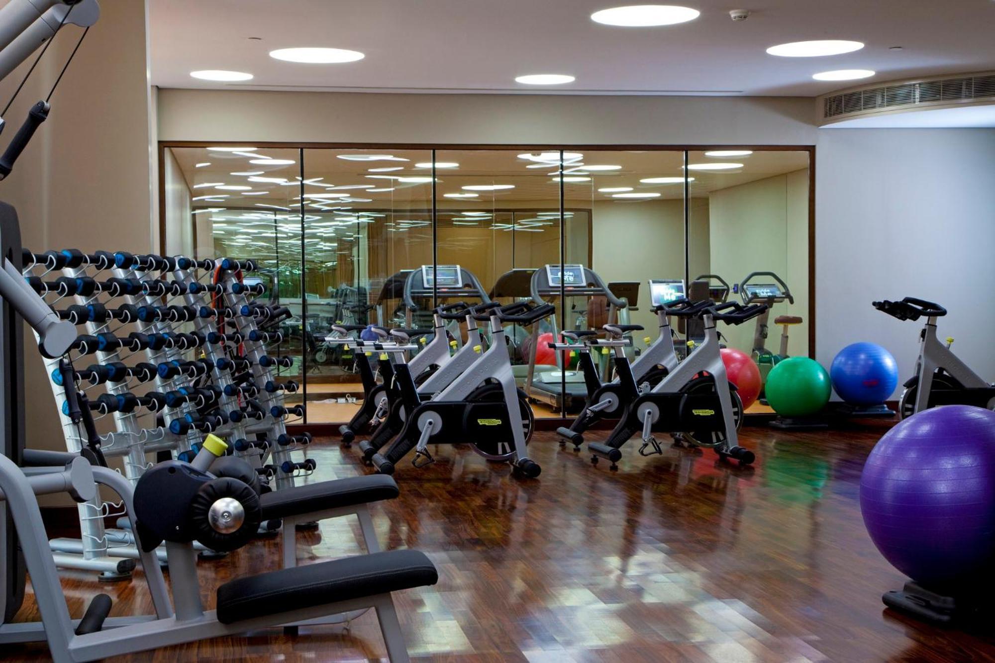 โรงแรมอัล ไฟซาเลียห์ ริยาดห์ ภายนอก รูปภาพ The gym at the Four Seasons Hotel, London