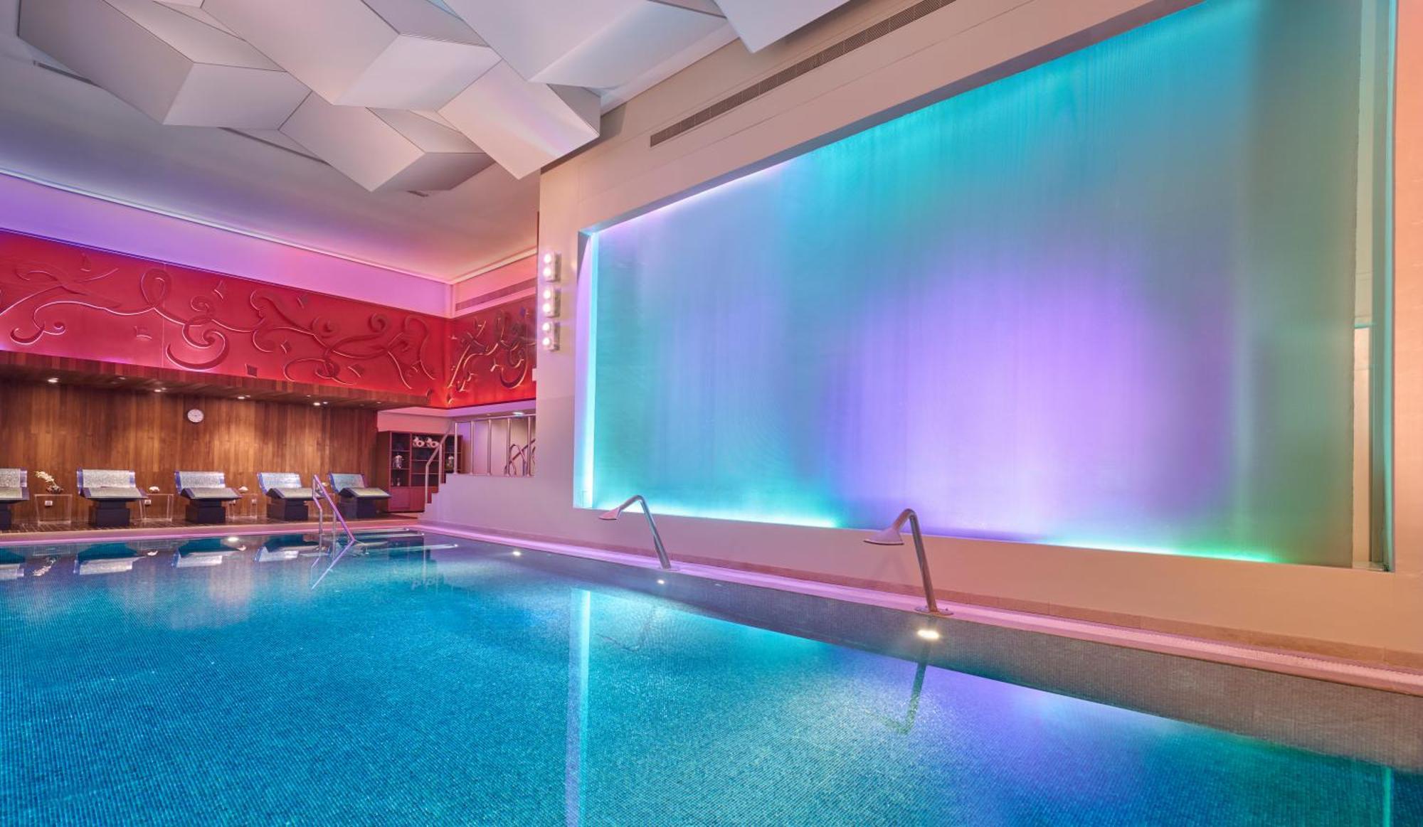 โรงแรมอัล ไฟซาเลียห์ ริยาดห์ ภายนอก รูปภาพ The pool at the Mandarin Oriental, Munich